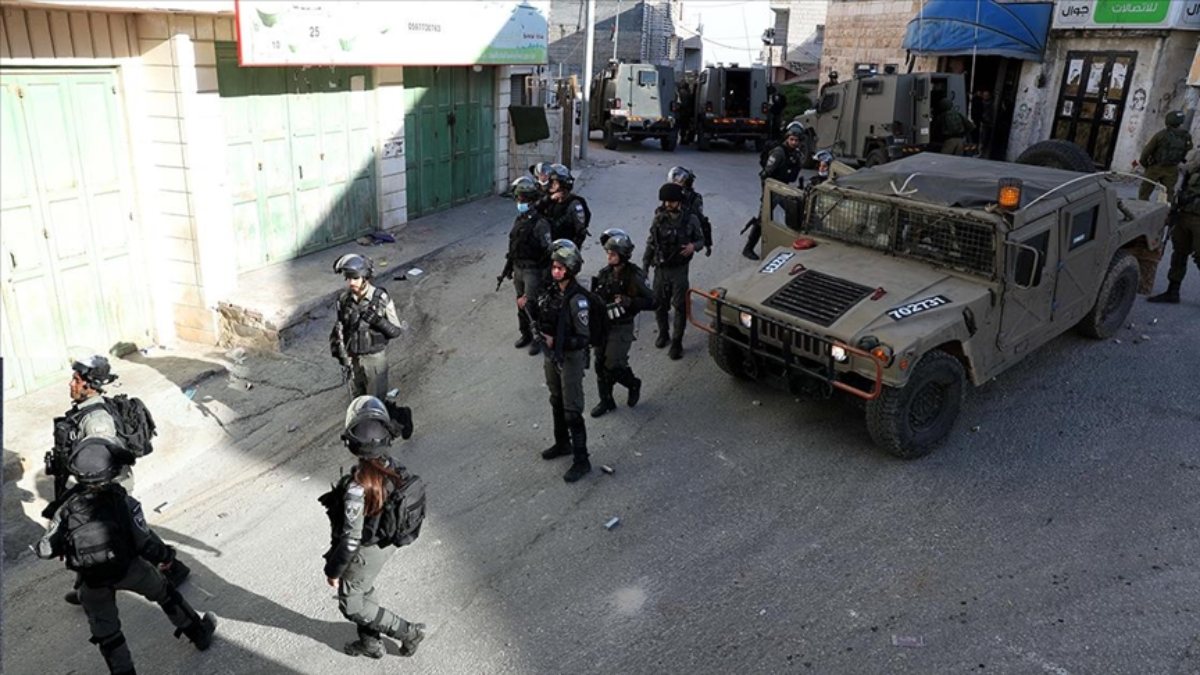 İsrail güçlerinin, Batı Şeria’daki baskında yaraladığı Filistinli bir genç öldü