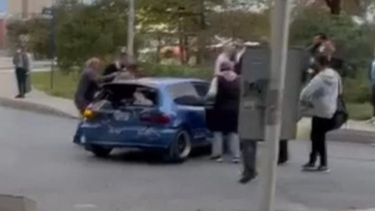 İstanbul’da kaza sonrası çıkan keserli kavga kamerada