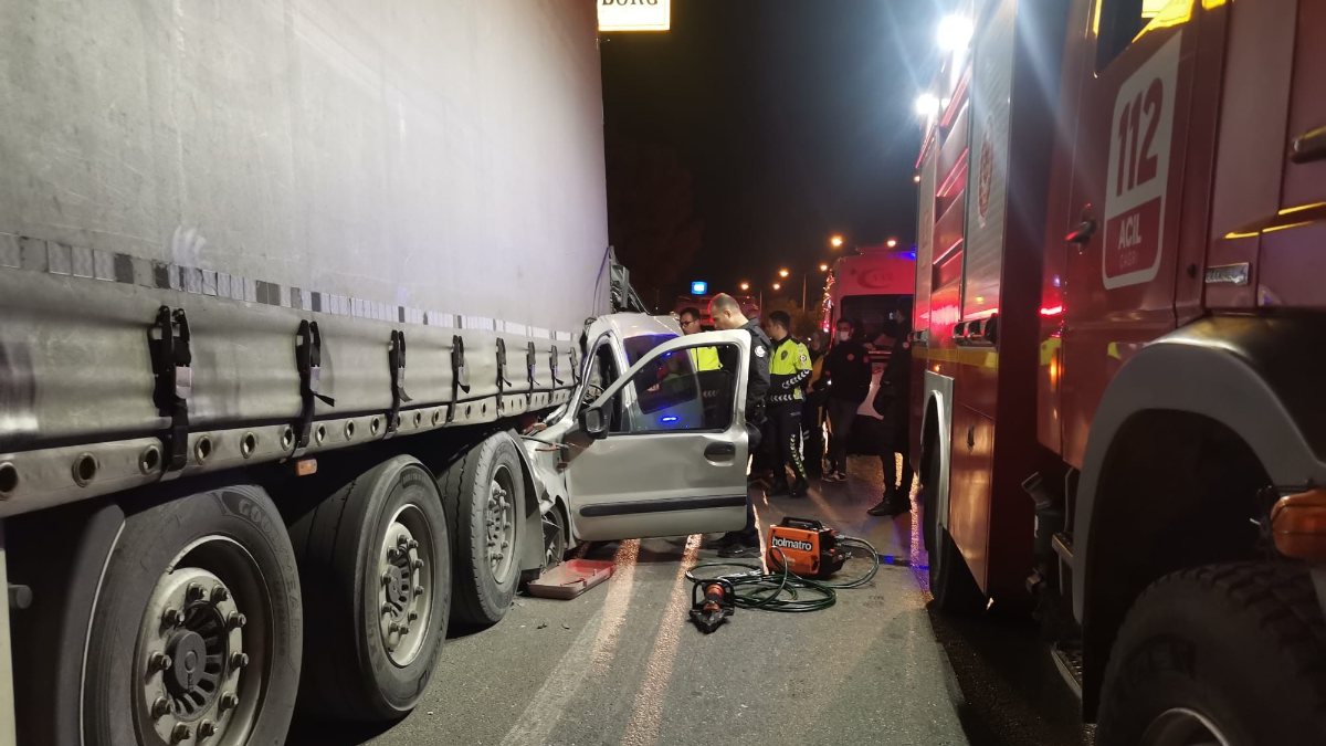 İzmir’de hafif ticari araç tıra ok gibi saplandı: 1 ölü