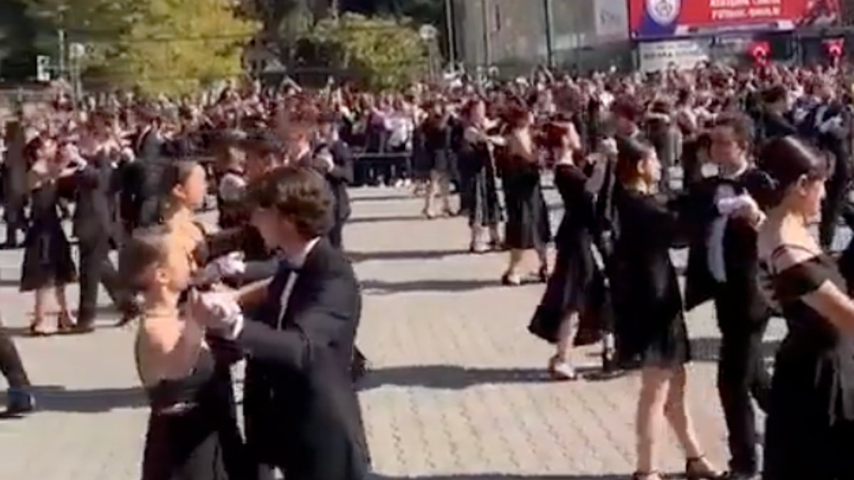 İzmir’de liseliler Cumhuriyet Bayramı’nı vals gösterisiyle kutladı