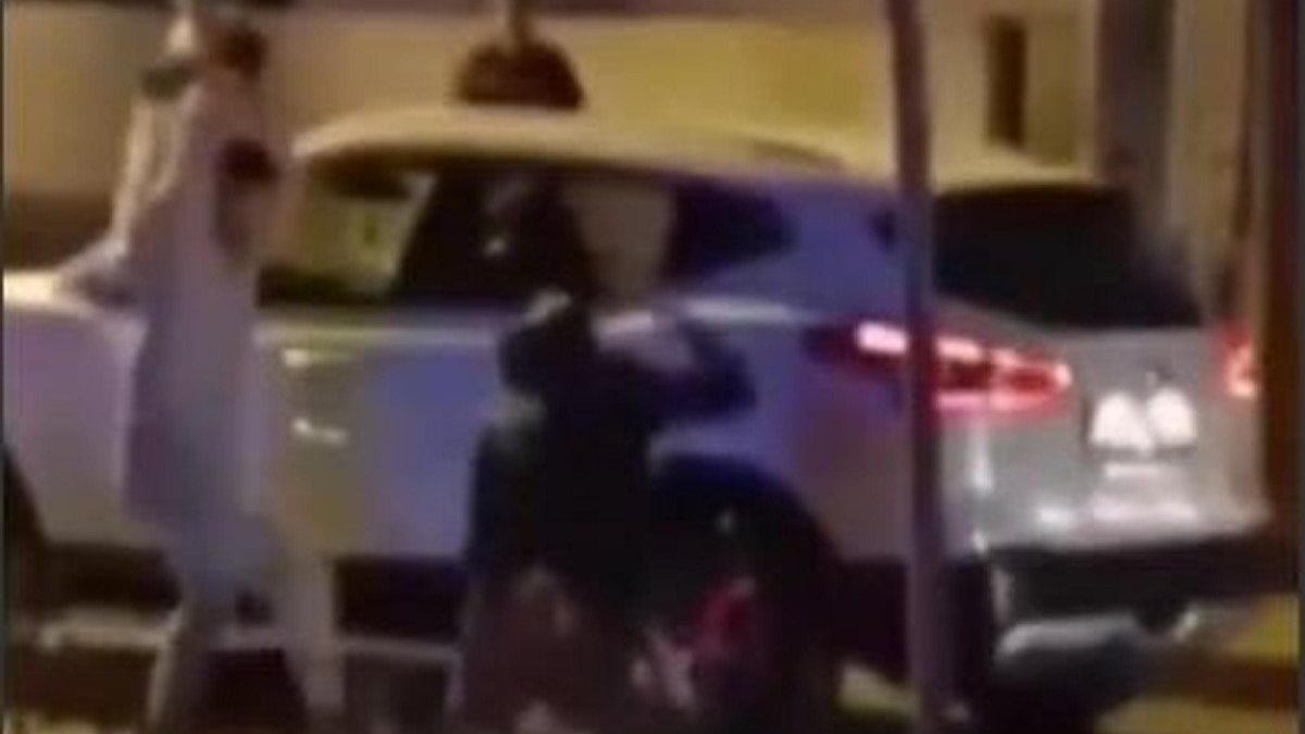 İzmir’de yol verme tartışmasında başına kaldırım taşıyla vurdular