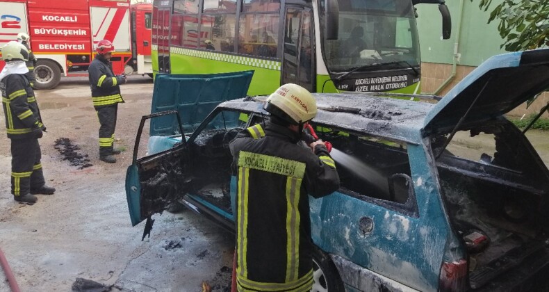 Kocaeli’de kibritle oynayan çocuk otomobili ateşe verdi