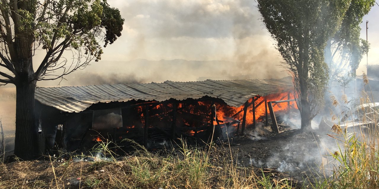 Kütahya’da mobilya mağazasında yangın