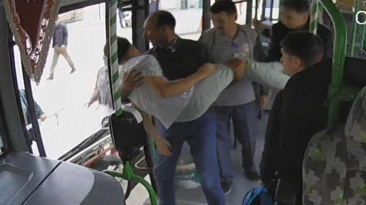 Otobüs şoförü fenalaşan öğrenciyi hastaneye yetiştirdi