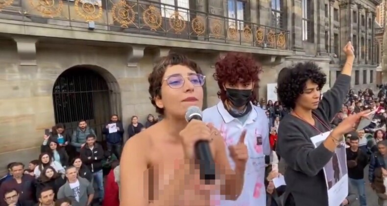 Paris’te yarı çıplak Mahsa Amini protestosu