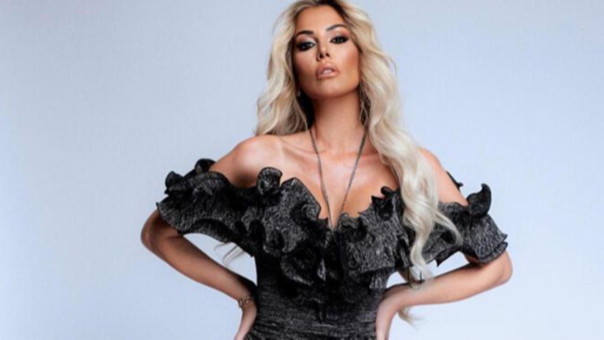 Petek Dinçöz siyah sütyeniyle “İyi haftalar” diledi! Sosyal medya yıkıldı…