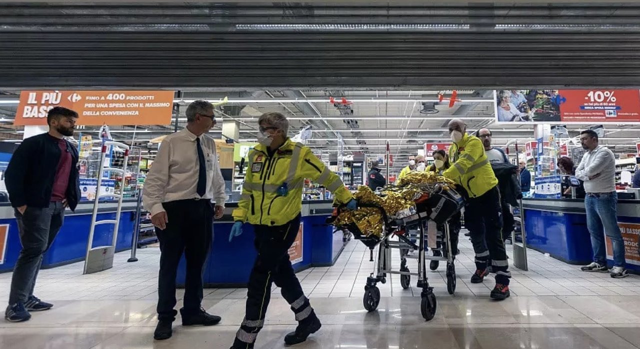 Saldırı sonrası raflardaki bıçaklar indiriliyor