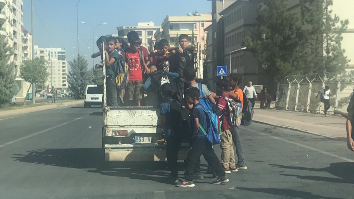 Şanlıurfa’da, öğrencilerin kamyonet kasasındaki yolculuğu kamerada