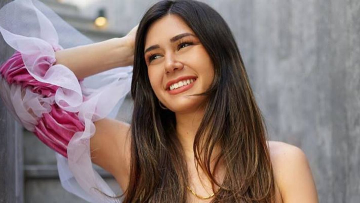 Sibil Çetinkaya kısa gelen eteğini şortla kurtamaya çalıştı! “Giyinmeyi unutmuşsun yine”