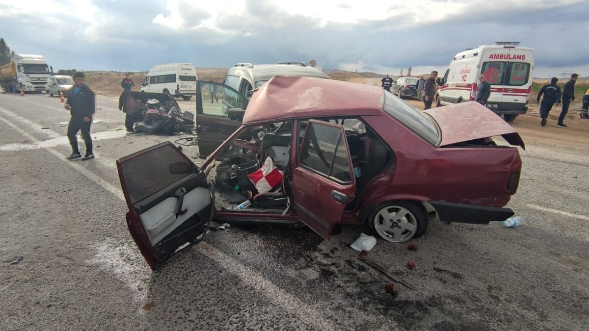 Sivas’ta, kaza yapan otomobil ikiye bölündü