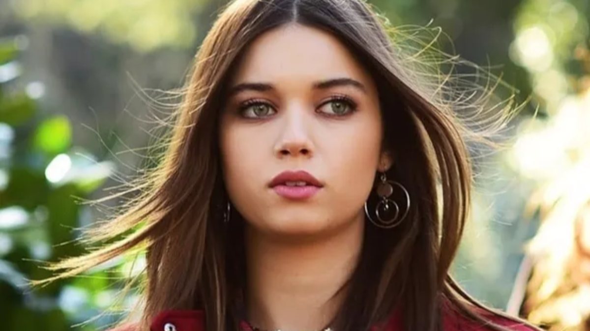 Yalı Çapkını’nın Seyran’ı Afra Saraçoğlu’ndan sütyensiz poz! Ceketinin önünü açtı: “Bizim Seyran’a bak sen”