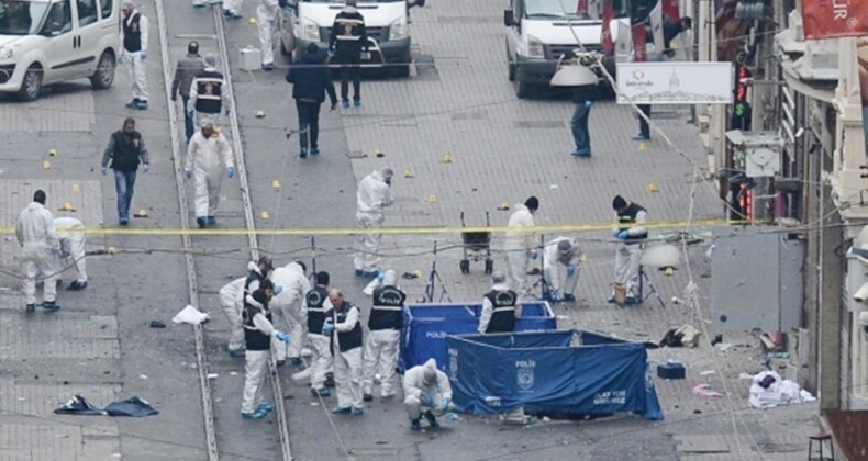 Son dakika: İstiklal Caddesi’nde şiddetli patlama! Ölü ve yaralılar var… Patlamanın nedeni canlı bomba mı? Korkunç görüntüler kameraya böyle yansıdı