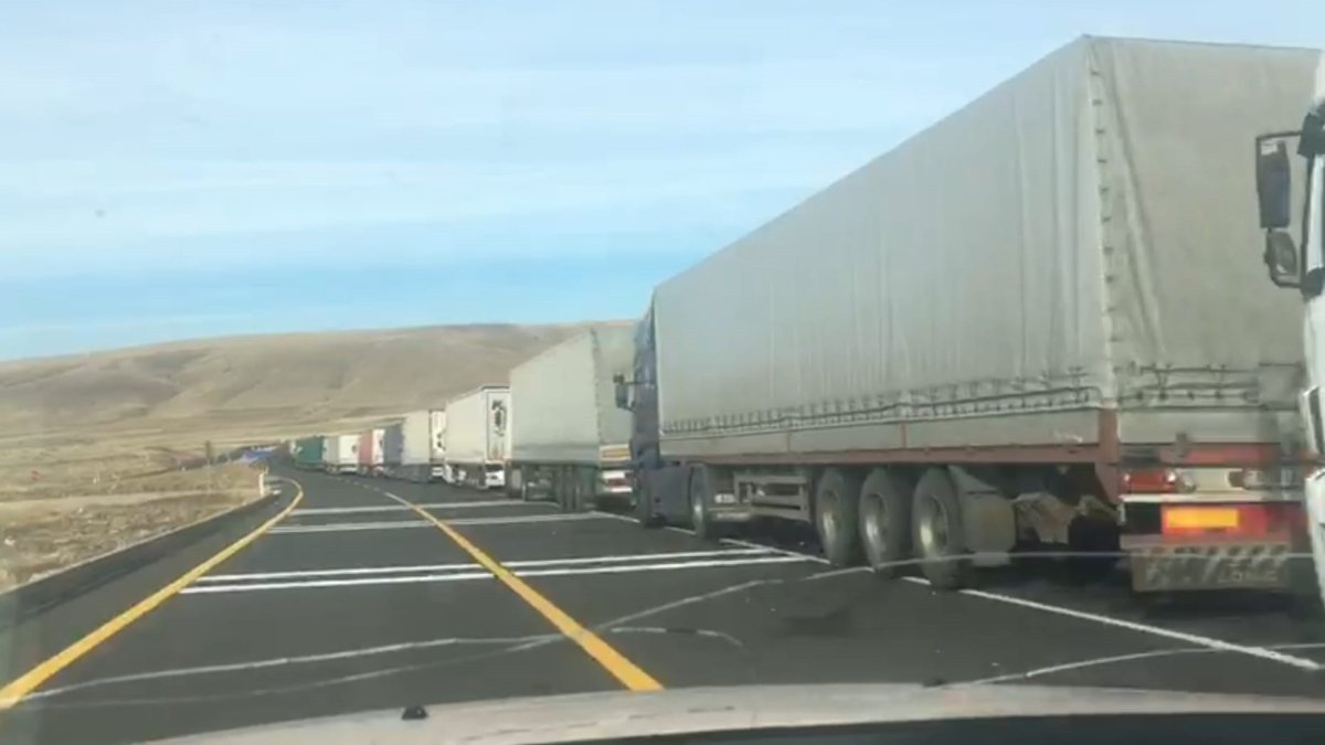 Aktaş Gümrük Kapısı’nda tır kuyruğu bitmiyor