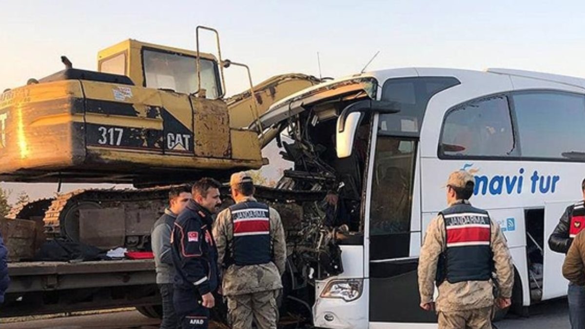 Amasya’da yolcu otobüsü ile tır çarpıştı, 1  öldü ve çok sayı yaralı var