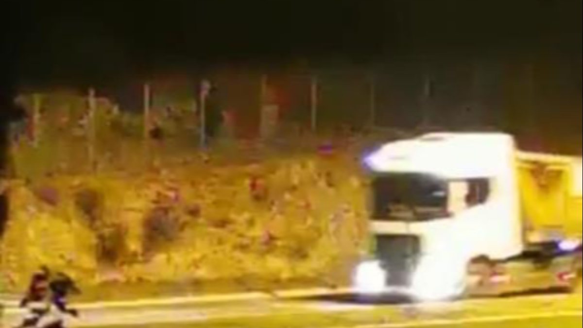 Antalya’da yoldan geçen araçlara taş atıldı