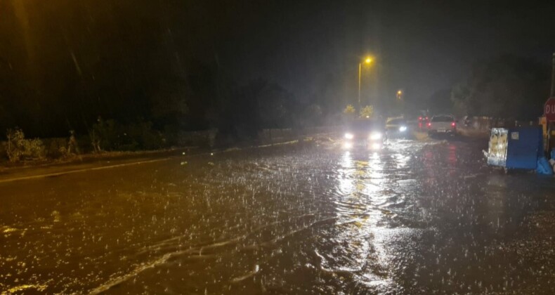 Bodrum’da sağanak sonrası cadde ve sokaklar suyla doldu