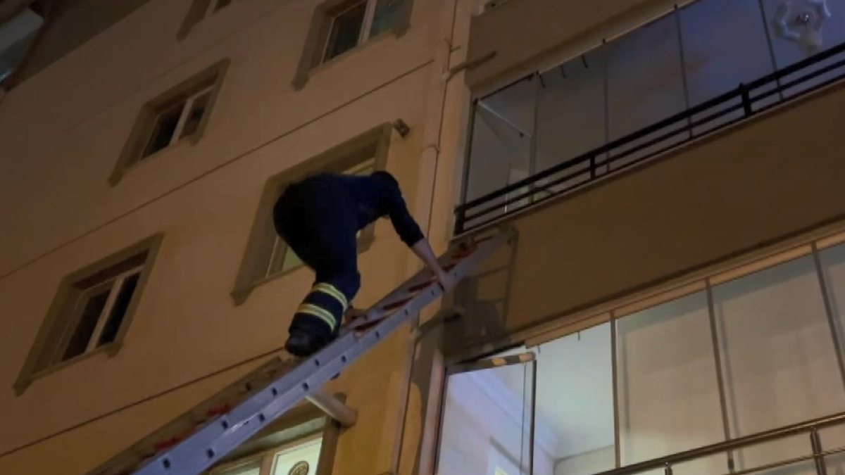 Bursa’da mutfak dolabı altında kaldı, itfaiye eri kurtardı