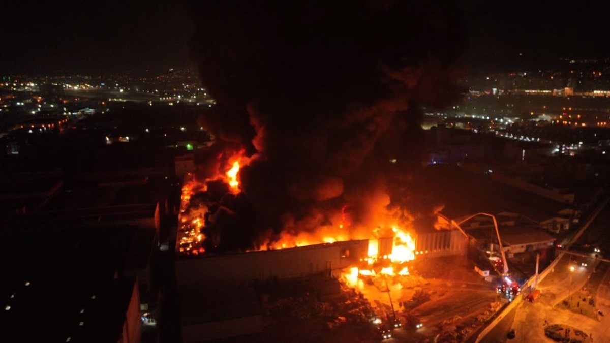 Bursa’da tekstil fabrikasında büyük yangın çıktı