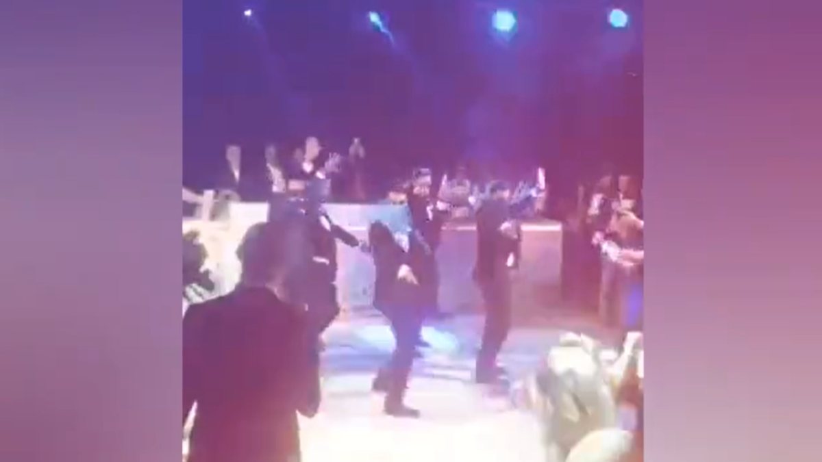 Damat ve arkadaşlarının mezdeke dansı viral oldu