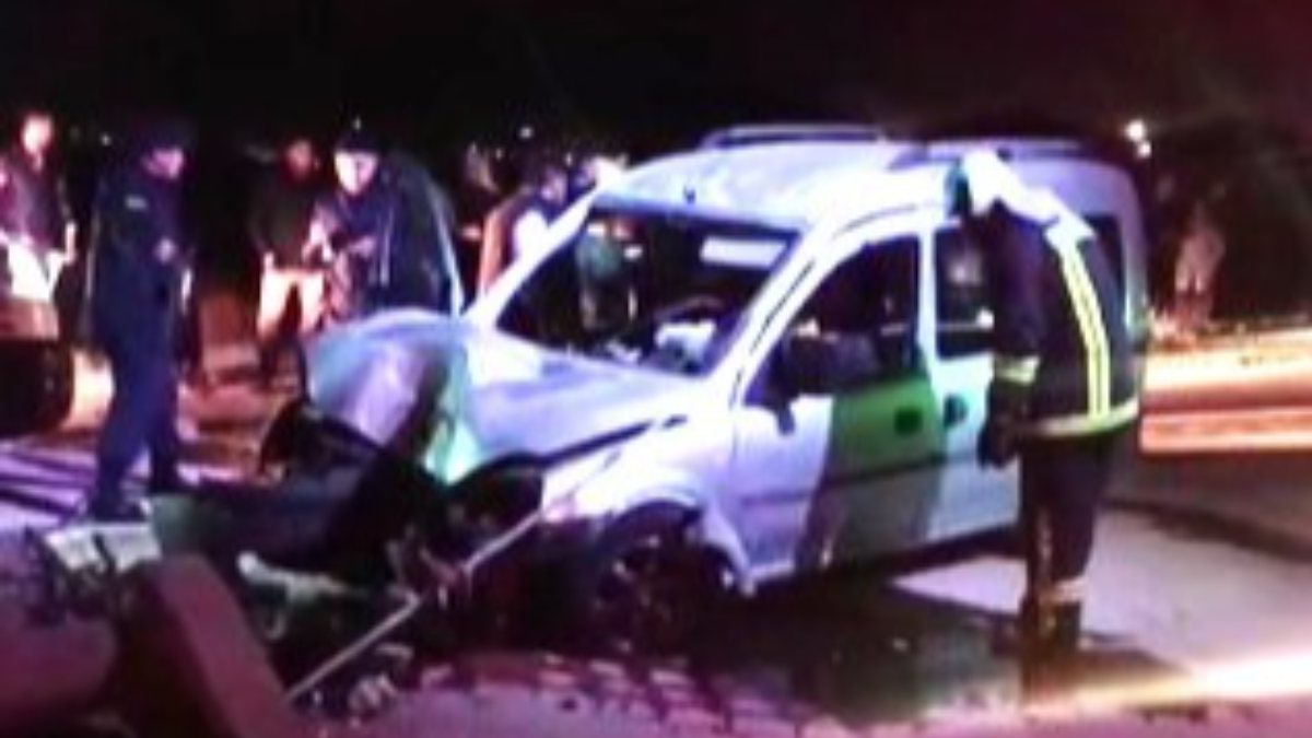 Denizli’de köpekten kaçan otomobil sürücüsü elektrik direğine girdi