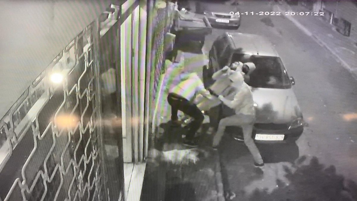 Esenler’de yolda gördükleri kişiyi gasbettiler