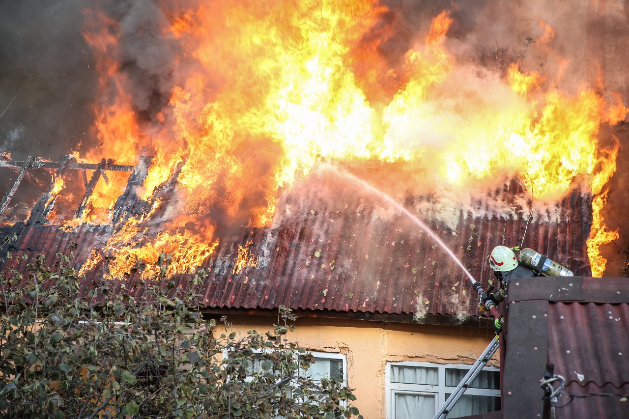 Gecekonduda yangın: Film izler gibi izlediler