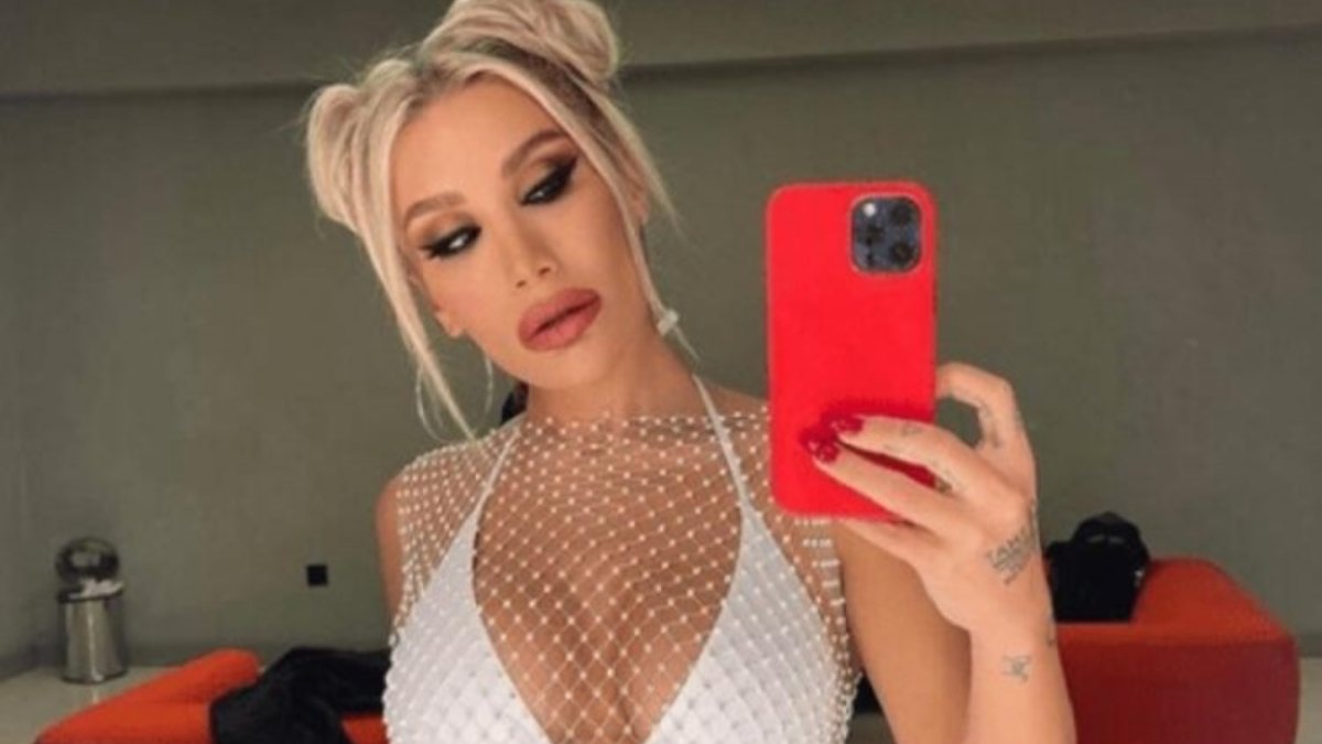 İrem Derici’nin yırtmaçlı elbisesiyle verdiği sahne pozu mest etti! “Taş mısın tüfek misin?”