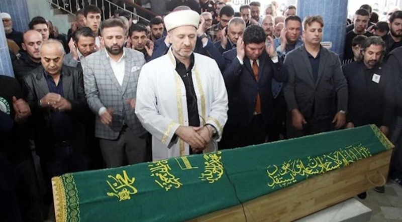 İzmir depreminde hayatını kaybeden üniversite öğrencisi gözyaşlarıyla uğurlandı