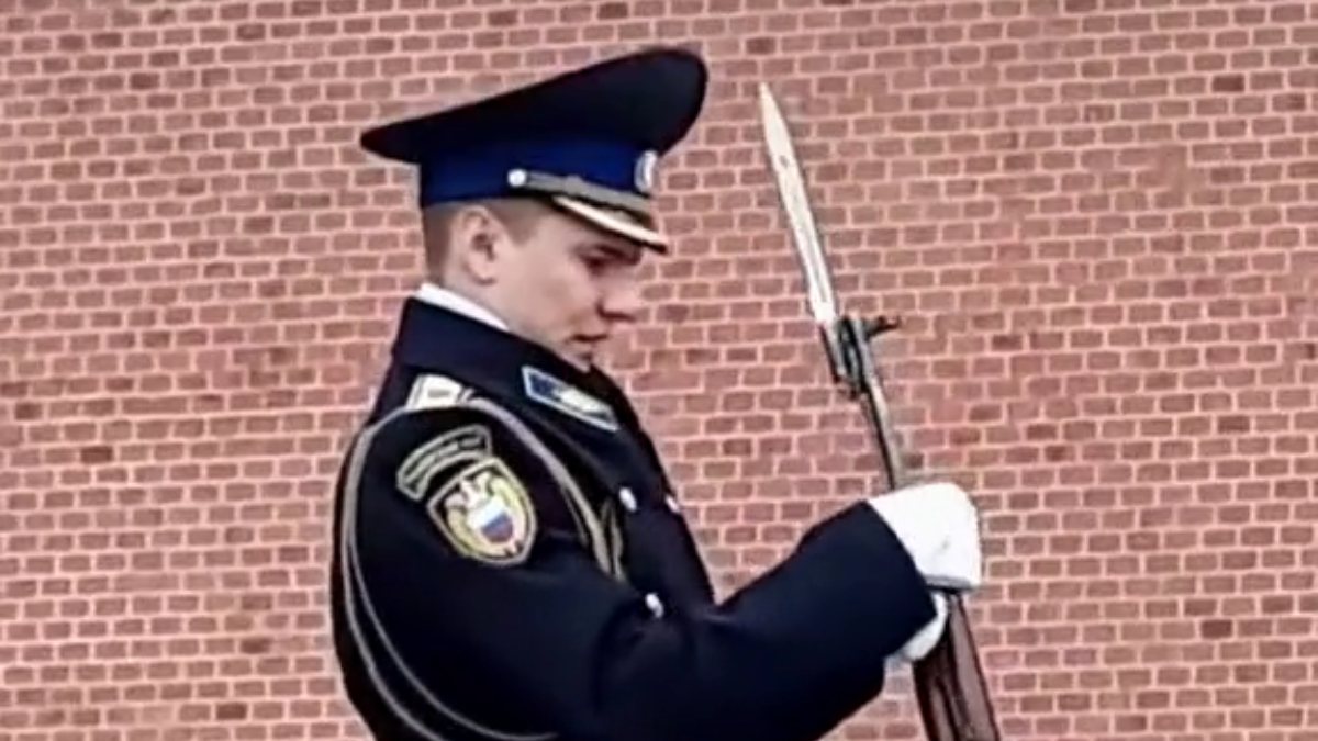 Moskova’da nöbet değişimi: Asker silahını tutamadı