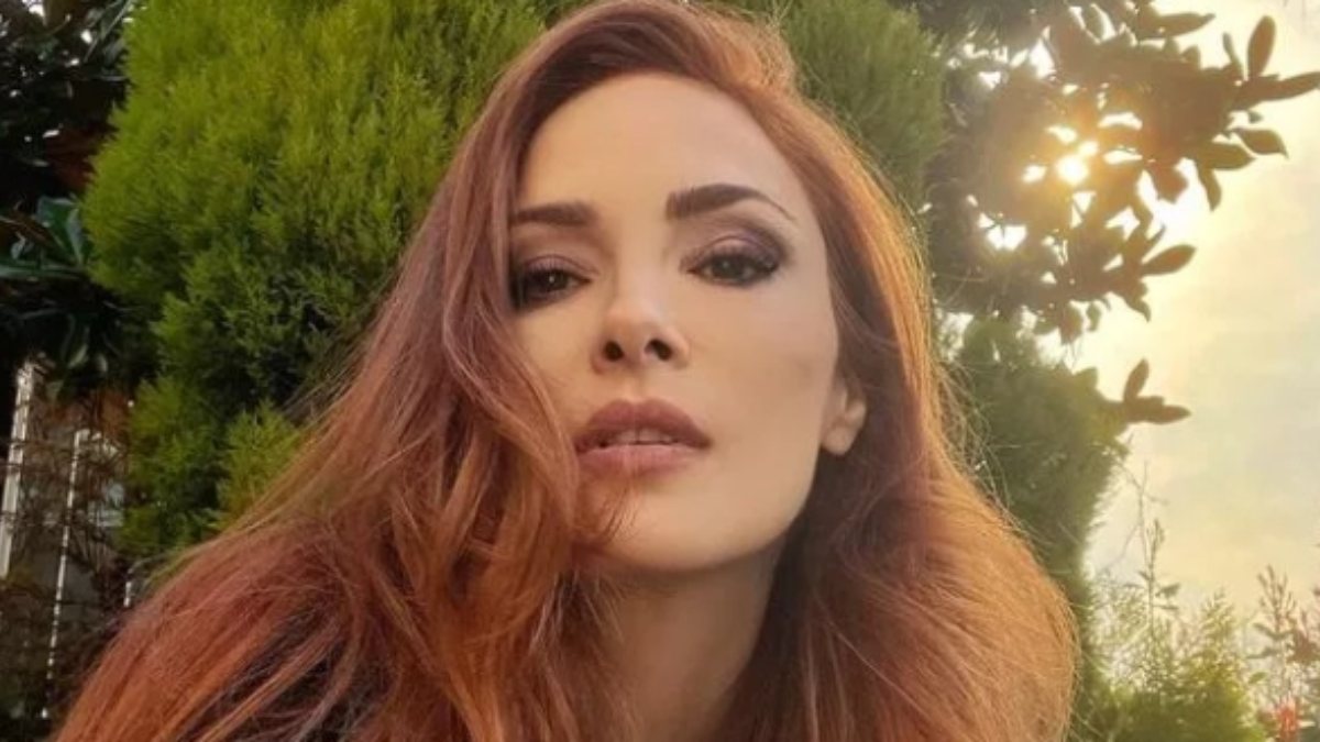 Önünü açarak poz verdi! 44 yaşındaki Mine Tugay’dan göğüs dekolteli poz: “Kalbimiz yerinden çıkacak”