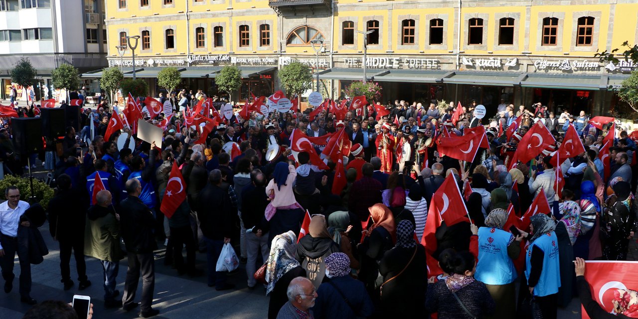 Rektör ve AKP’li vekil LGBTİ+ karşıtı nefret yürüşüne katılmış