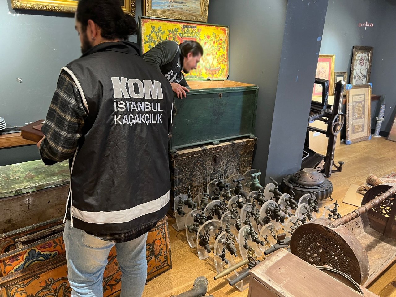 Sultan Abdülmecid’in tuğralı vakfiyesinin de aralarında bulunduğu tarihi eserler ele geçirildi