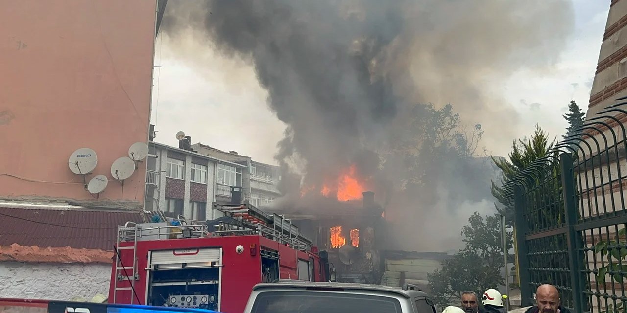 Üsküdar’da gecekonduda yangın: Diğer binalara sıçradı
