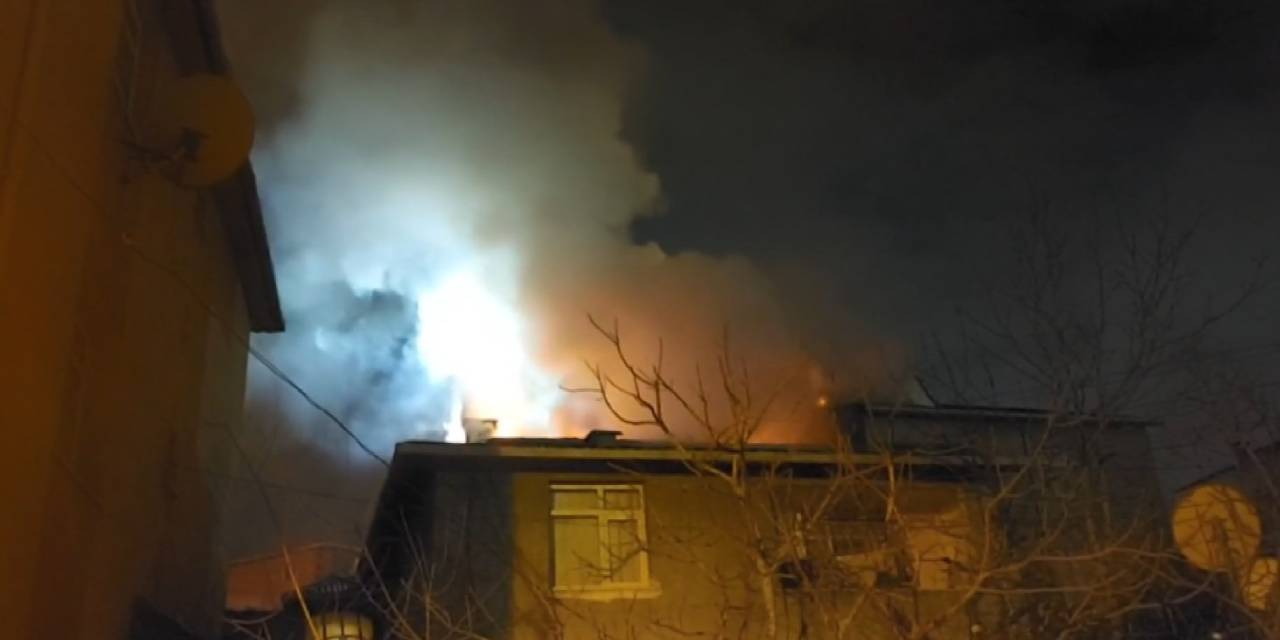 3 katlı binanın çatısı alev alev yandı