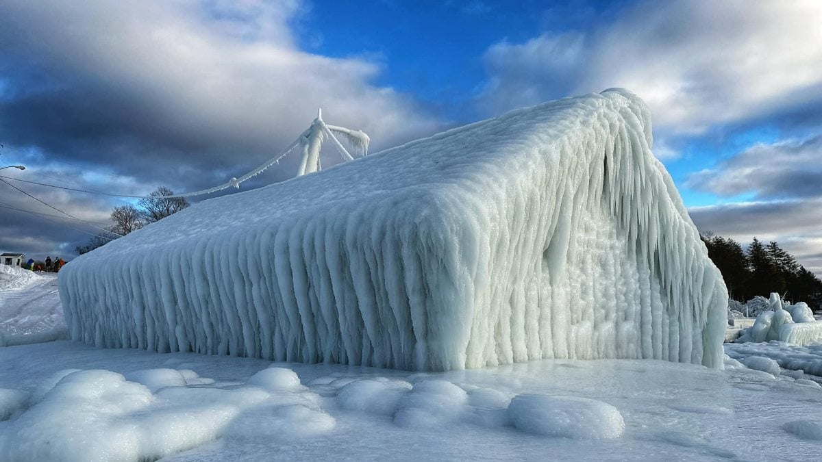 ABD’de göl kenarındaki kasaba dondu