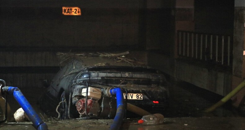 Antalya’da, 245 aracın sular altında kaldığı otoparkta tahliye işlemleri sürüyor