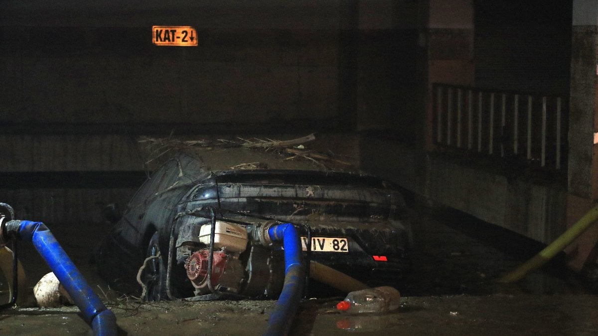 Antalya’da, 245 aracın sular altında kaldığı otoparkta tahliye işlemleri sürüyor
