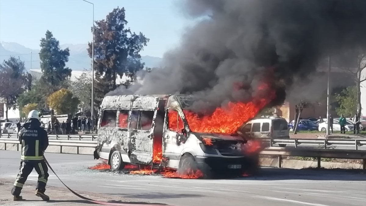 Antalya’da minibüs, alevlere teslim oldu