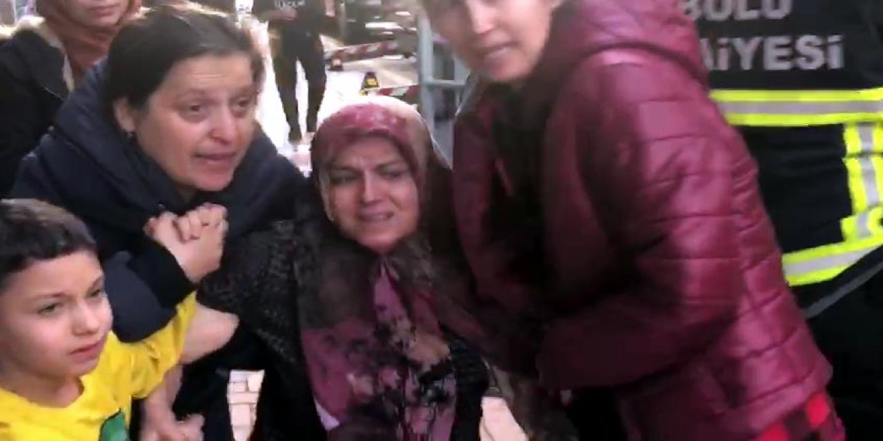 Apartmanı alevler sardı: Mahsur kalanları itfaiye kurtardı