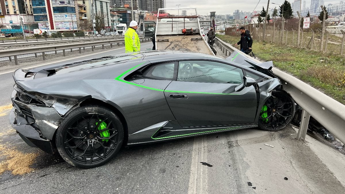 Beylikdüzü’ndeki kazada 26 milyon liralık araç, kullanılamaz hale geldi