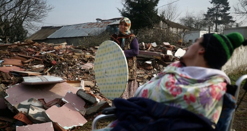 Düzceli depremzedenin gözyaşını devlet ve yardımseverler dindirdi