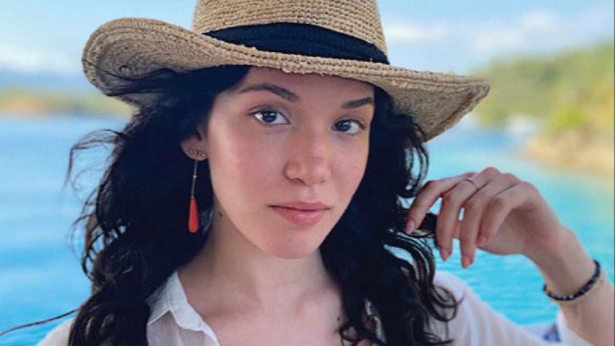 Endamına yorum yağdı! Hazal Subaşı’nın minili pozları ortalığın tozunu attırdı…