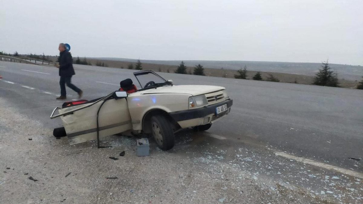 Eskişehir’de kaza yapan otomobil ikiye bölündü