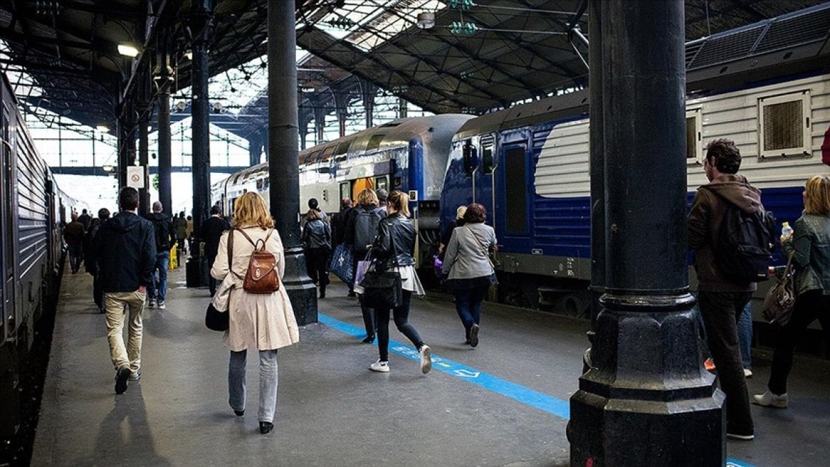 Fransa’da grev: Tren seferlerinin 3’te 1’i iptal edildi