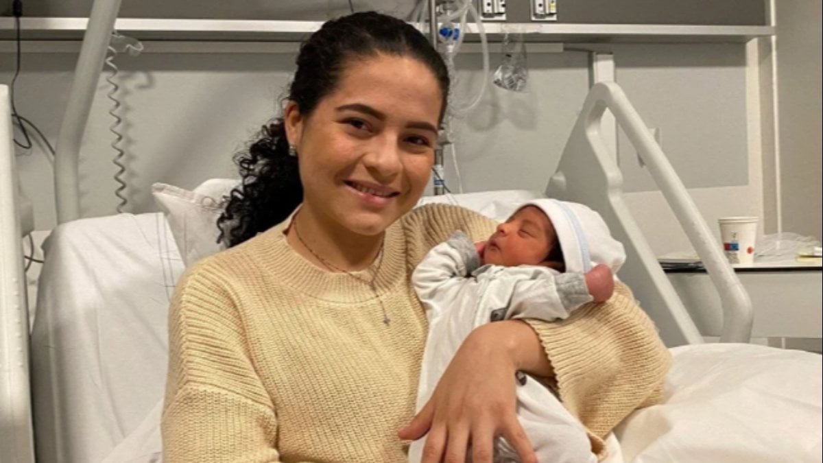 Hamile olduğunu bilmeyen kadın uçakta doğum yaptı