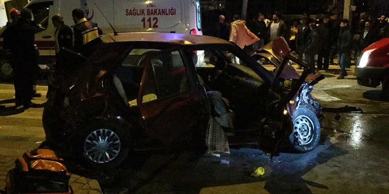 Hasta taşıyan ambulans ile otomobil çarpıştı