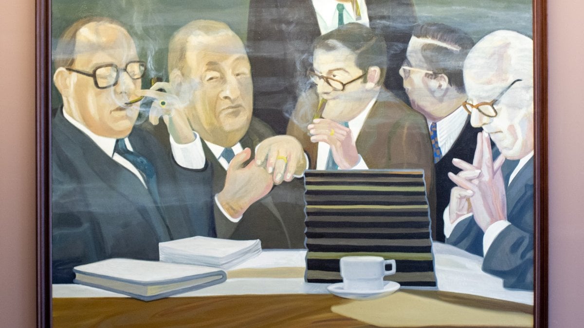 Hollanda’da tartışılan tablo: Bir indirip, bir asıyorlar