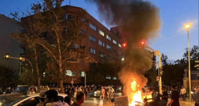 İran’da protestocular yeniden sokaklara çıktı