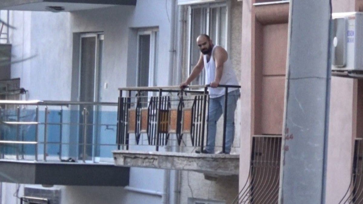 İzmir’de öfkeli eş karısını bıçakla rehin aldı