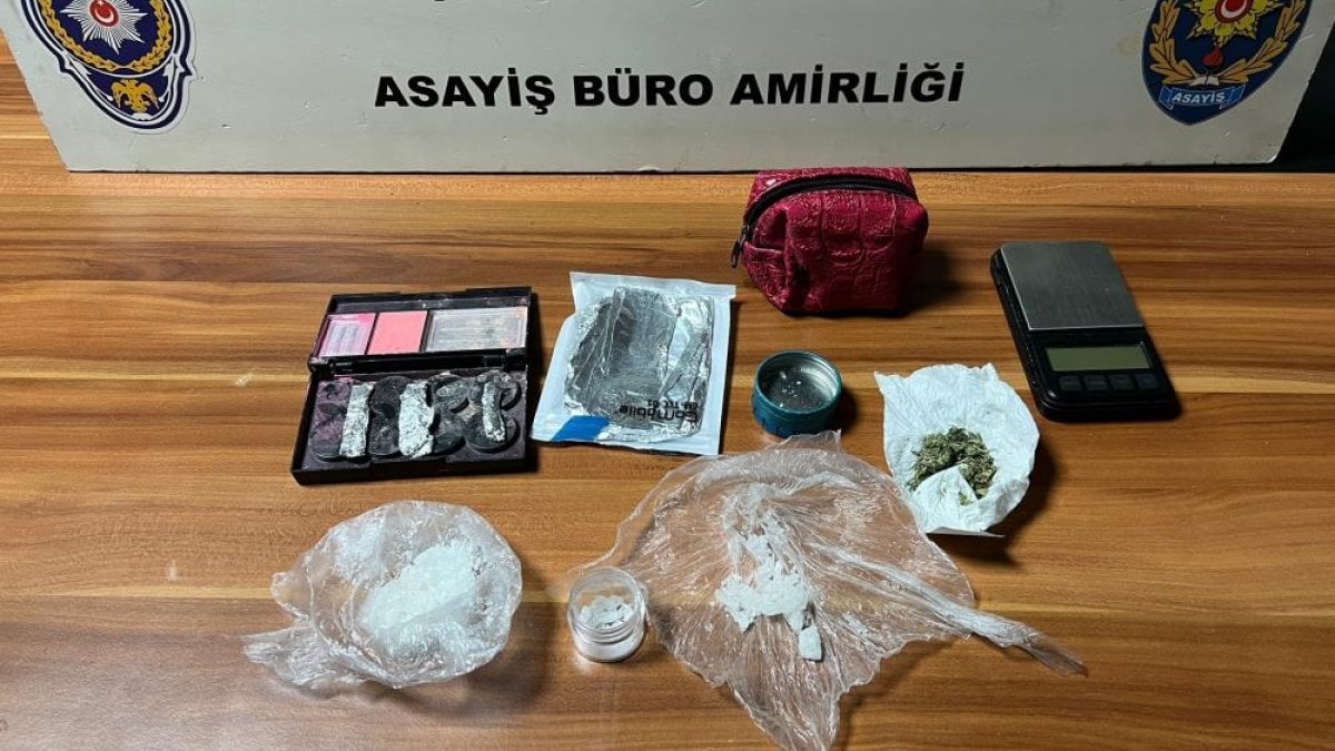 İzmir’de zehir tacirleri suçüstü yakalandı